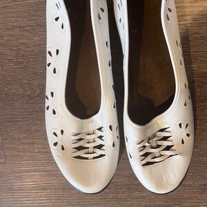 Women’s shoes in white. 9.5